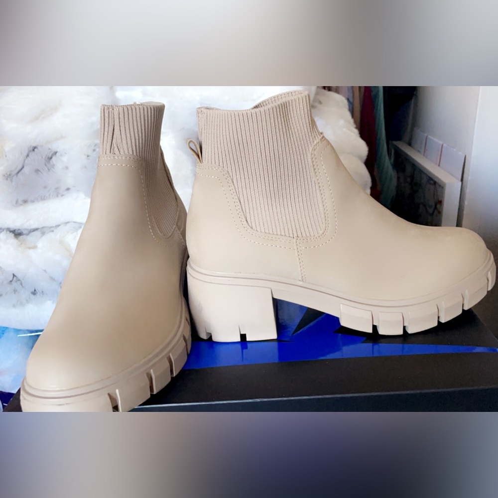 Boots - Picture 3 of 5